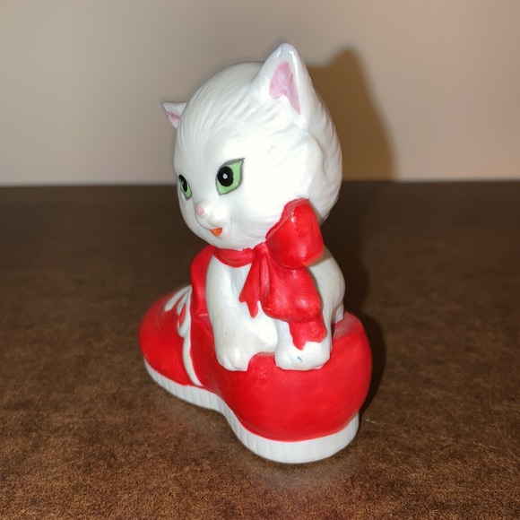 Vintage Lefton ceramic cat in a red shoe - Picture 4 of 5